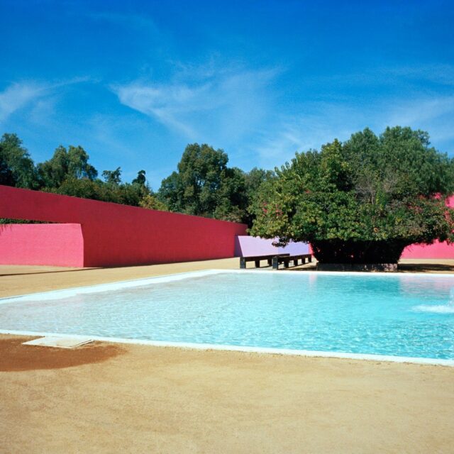 main-room-the-pond-and-the-fountain