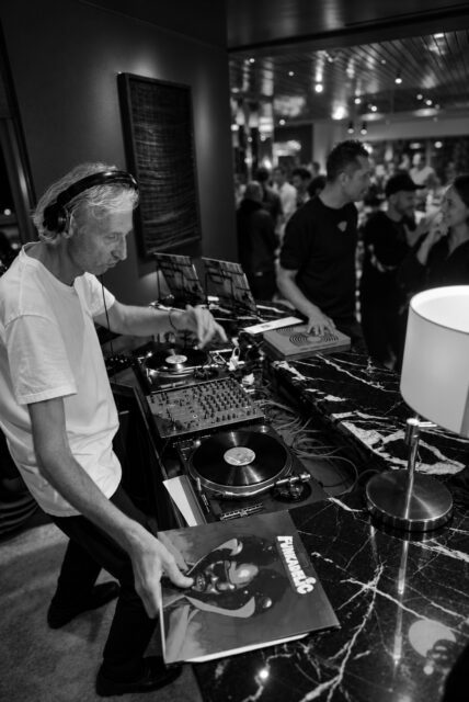 DJ-im-warmen-Vinyllicht-sw